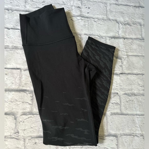 Lululemon Lunar New Year Wunder Under High-Rise Tight 25" ~ Size 6. - Picture 6 of 13